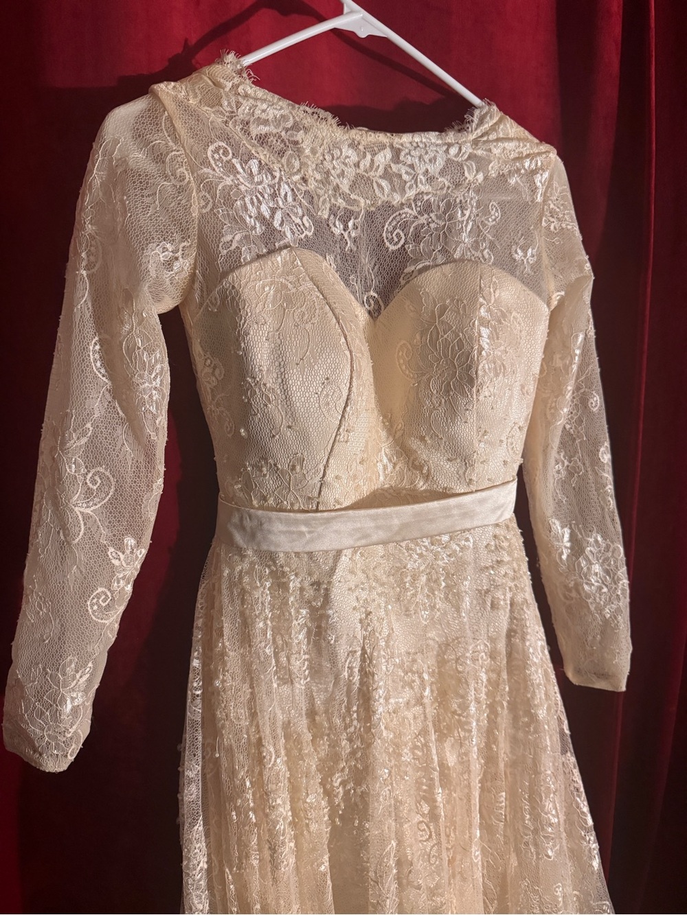 Long-Sleeve Lace Maxi Prom Dress in Cream with Sweetheart Bodice